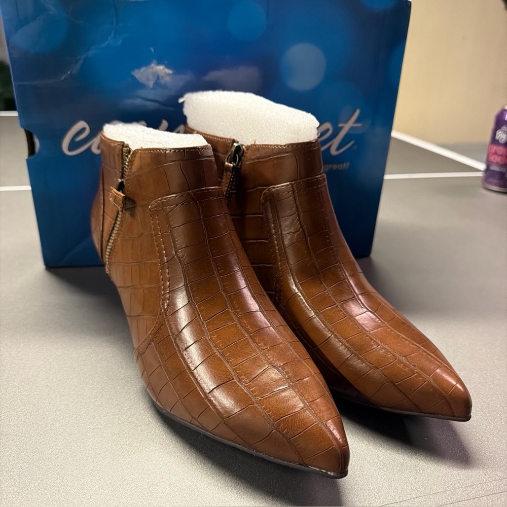 Easy Street Annalee‎ Tan Croco Ankle Boots Womens 8 WW Pointed Toe Kitten Heel